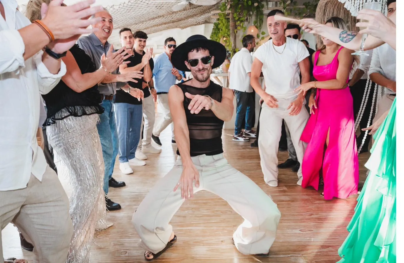 La pista de baile llena, con los invitados de fiesta