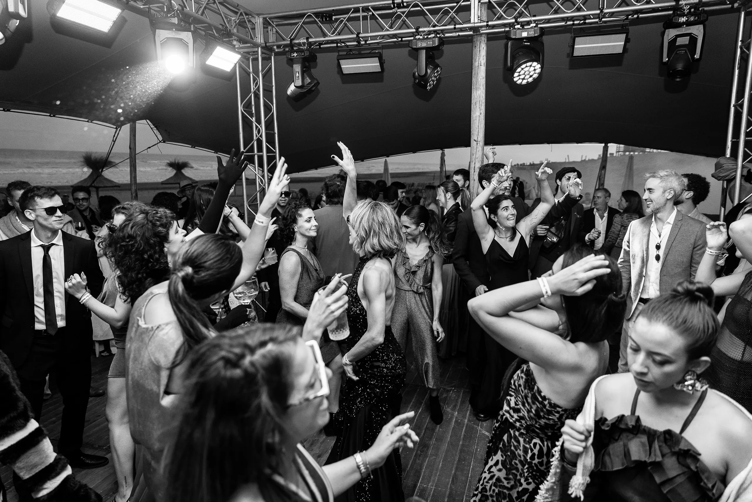 La pista de baile bajo la estructura de luces, en blanco y negro