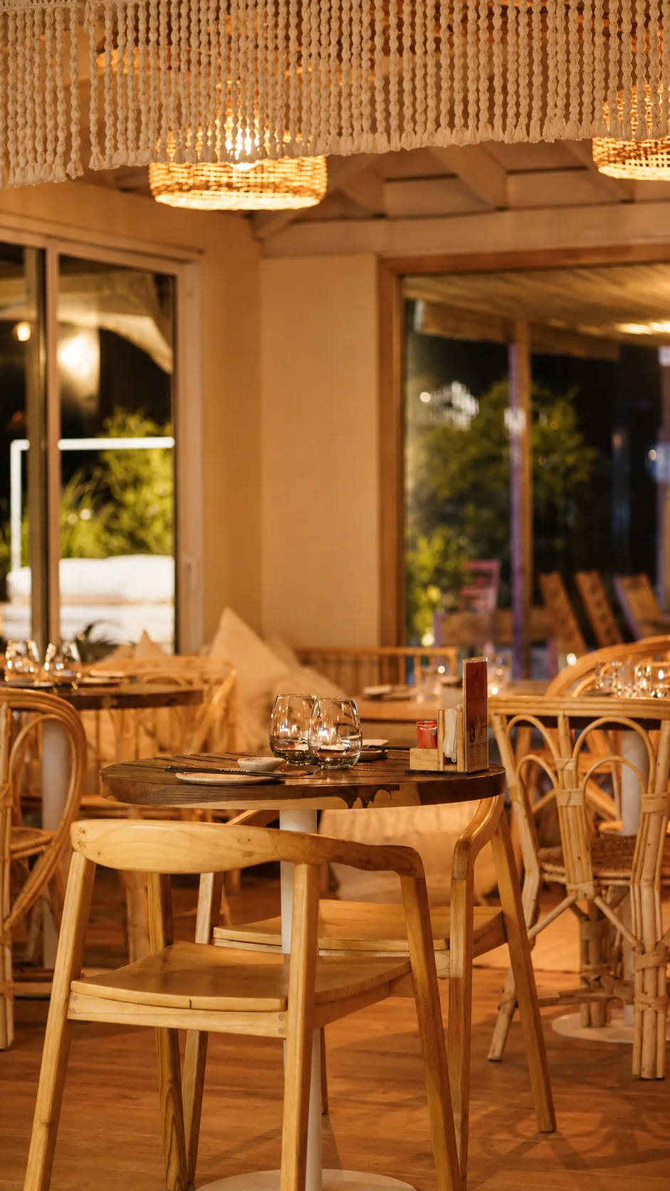El salón con arañas de fibra y cortinas de cuentas, durante la cena