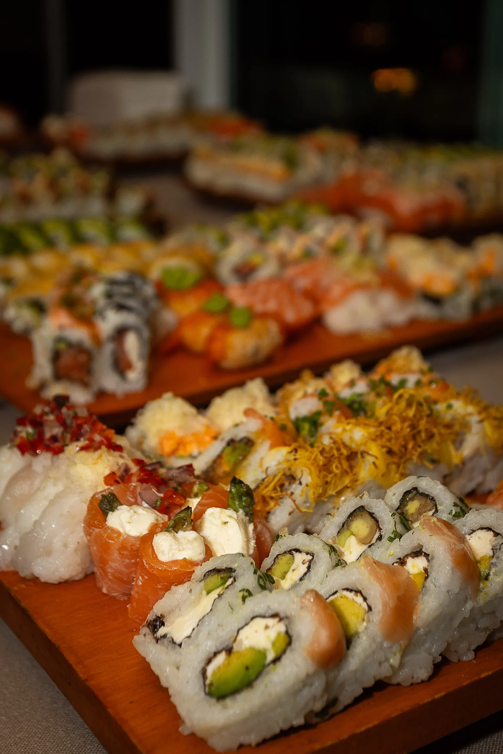 Tabla de sushi recién servida